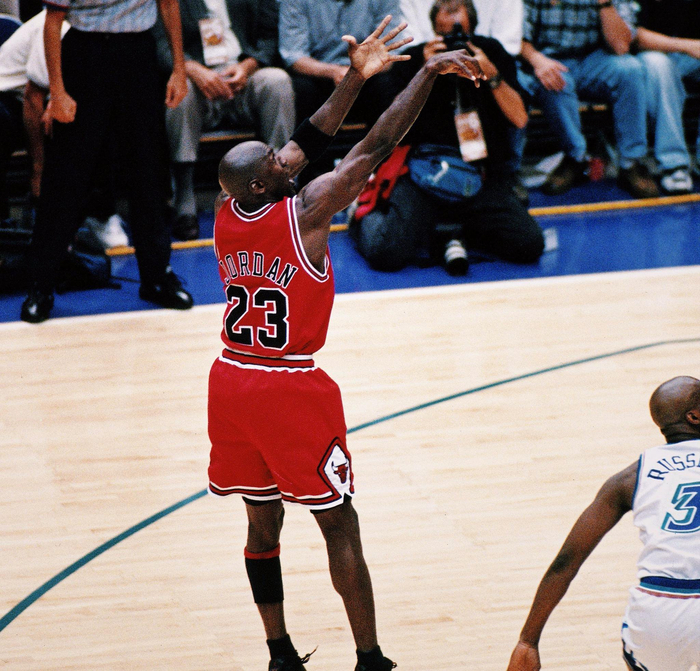 98年乔丹世纪一投总决赛对阵爵士队晃倒拉塞尔稳稳中投命中