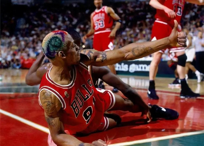 大虫罗德曼世纪经典救球名场面身体与地面平行完成抢篮板使命