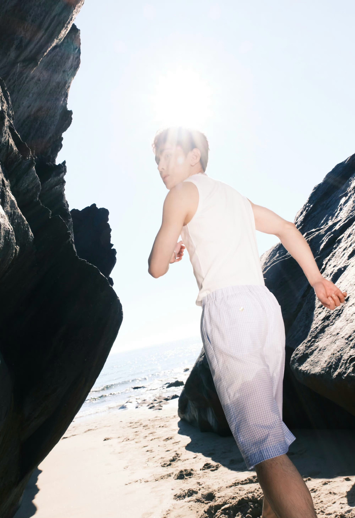 李佳琦海边随拍蓝白清爽穿搭展现肌肉线条享受夏日好时光