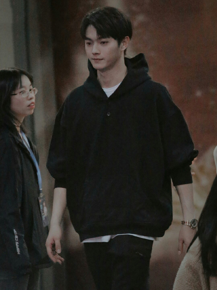 许凯搭配一身黑色造型109cm腿长任性