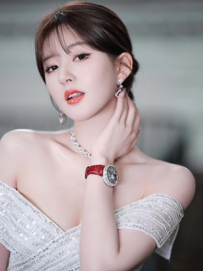 小可爱赵露思今日bvlgari活动造型白色一字肩亮片礼服