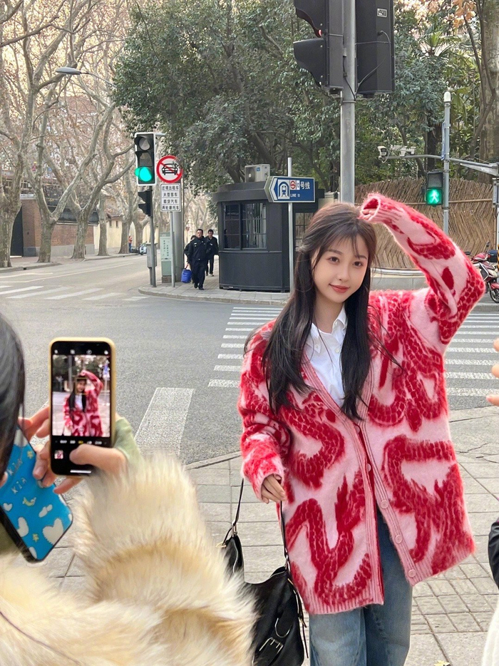 虞书欣素颜妆,温柔可爱自然而然,针织外套慵懒随性