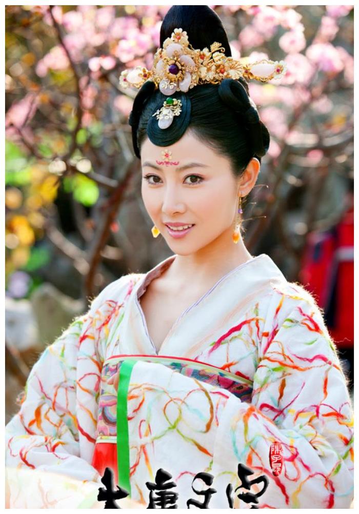 她在13年还参演过赵丽颖主演的第一部女主剧《陆贞传奇》,她在剧中