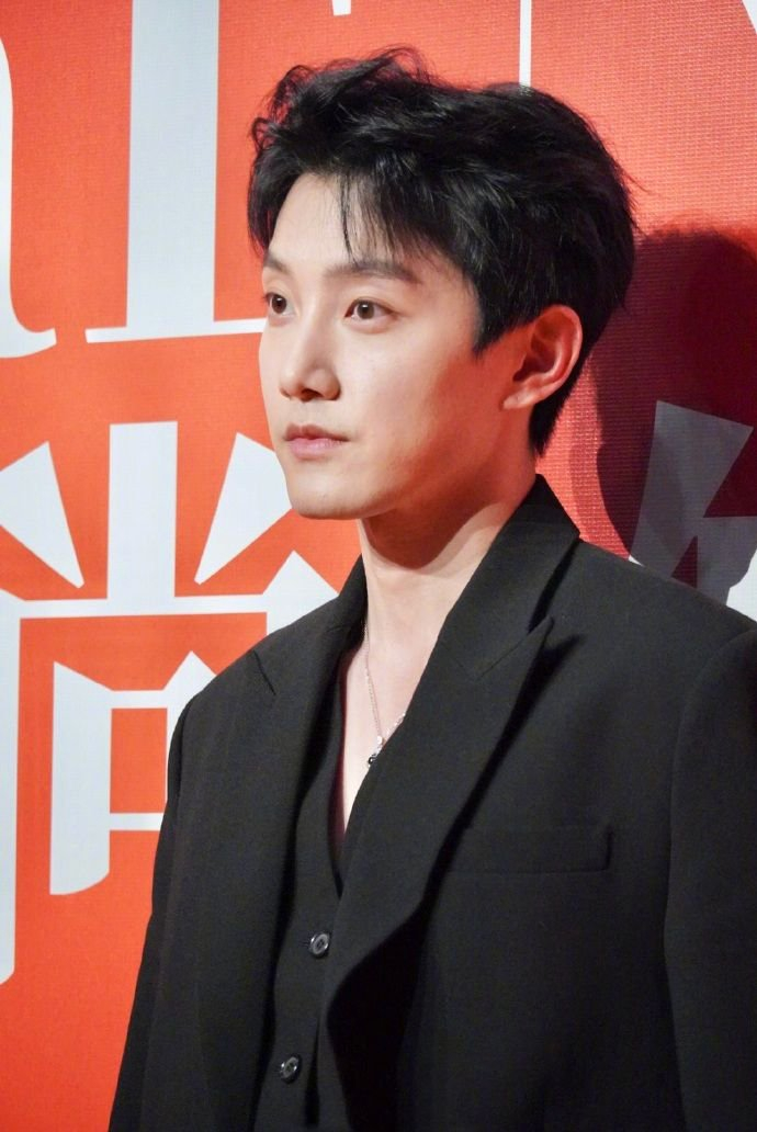 范世錡一身黑色镂空西装亮相红毯肩宽腰窄腿好长太帅了