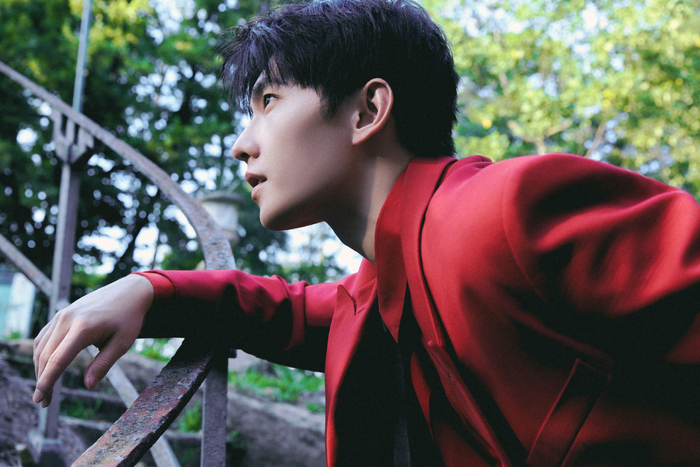 杨洋今天亮相valentino 2024春夏男装大秀穿了红色西装