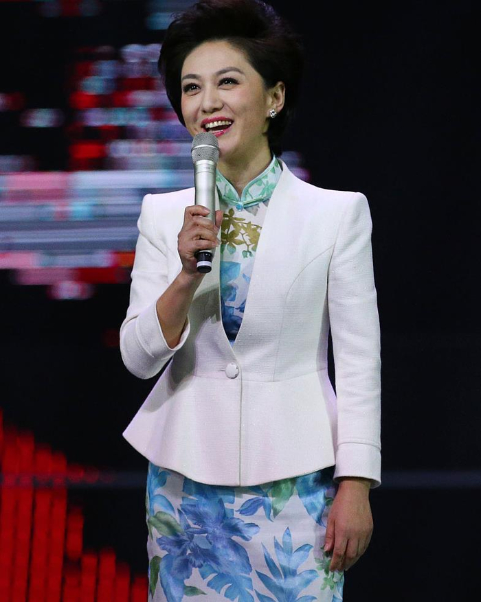 主持人“海霞”好气质,旗袍配西装古今合璧,都市丽人不乏古韵美