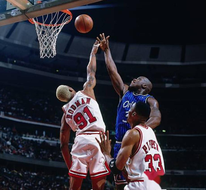 大虫罗德曼世纪经典救球名场面身体与地面平行完成抢篮板使命