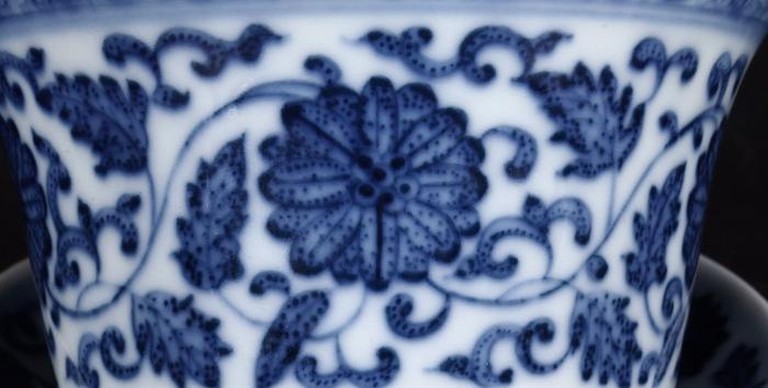 清代：“大清乾隆年制”款青花缠枝花卉纹盖碗