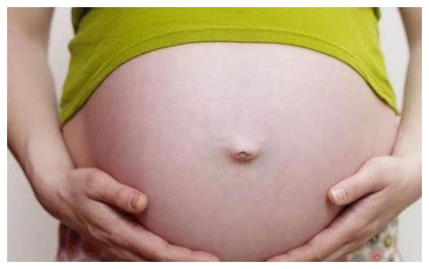 准妈妈都会用肚脐的凸出和凹陷来辨别胎儿的性别，孕妈心里要有数