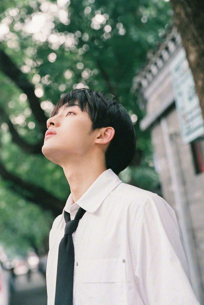 今日份的惊喜也是董思成给的夏至未至写真黑领带白衬衫