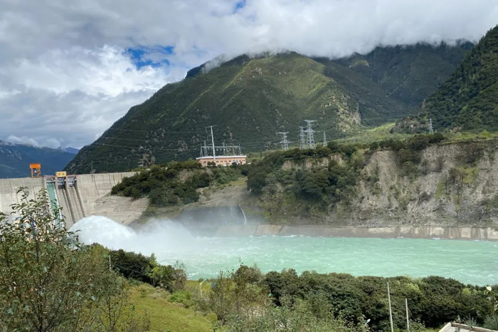 去往巴松措的途中,路过一个小型水电站,隔着车窗拍一张,已经很美了.