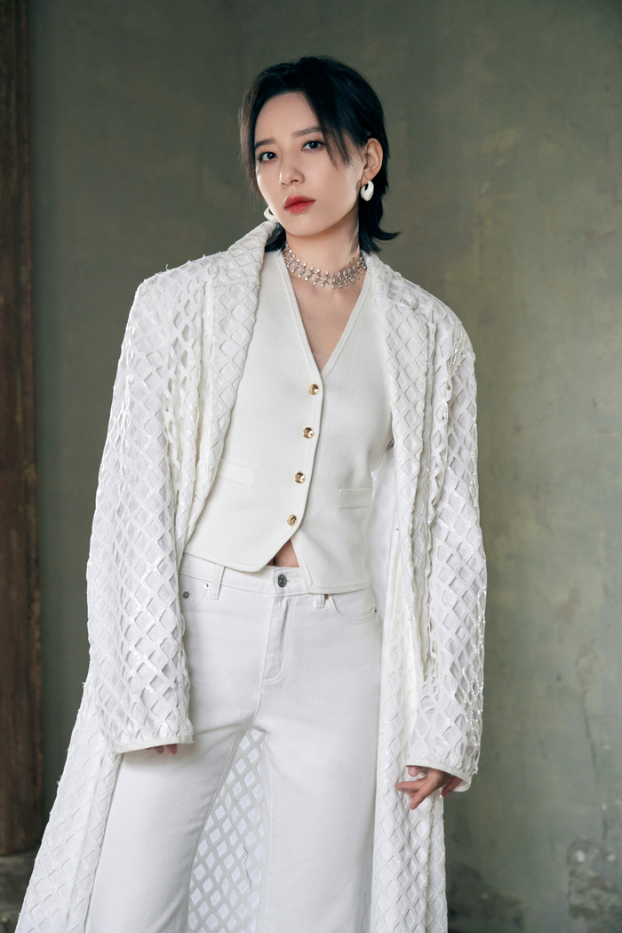 有被李斯丹妮最近的两套黑白反转look飒到