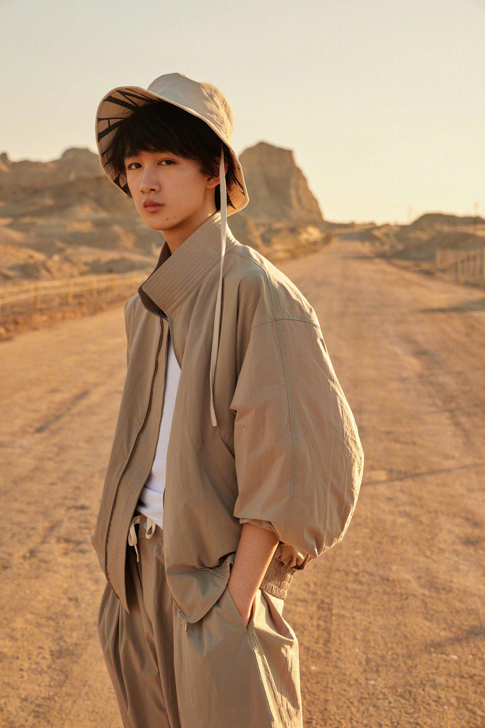 荣梓杉发布一组写真,身穿速写croquis 驼色套装佩戴宽檐渔夫帽__财经