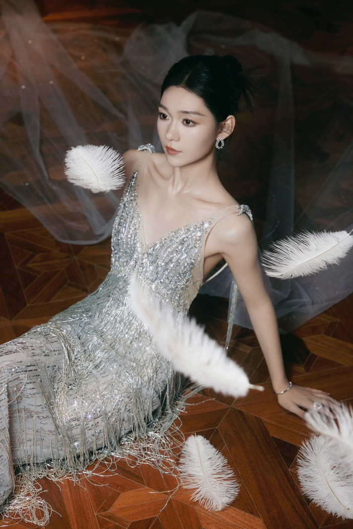 段奥娟长春电影节造型,身穿银色流苏礼裙,星光璀璨释放魅力