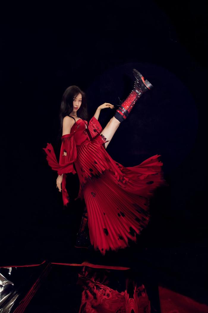 虞书欣演唱会造型, robert wun特别定制,烈焰红裙惊艳全场