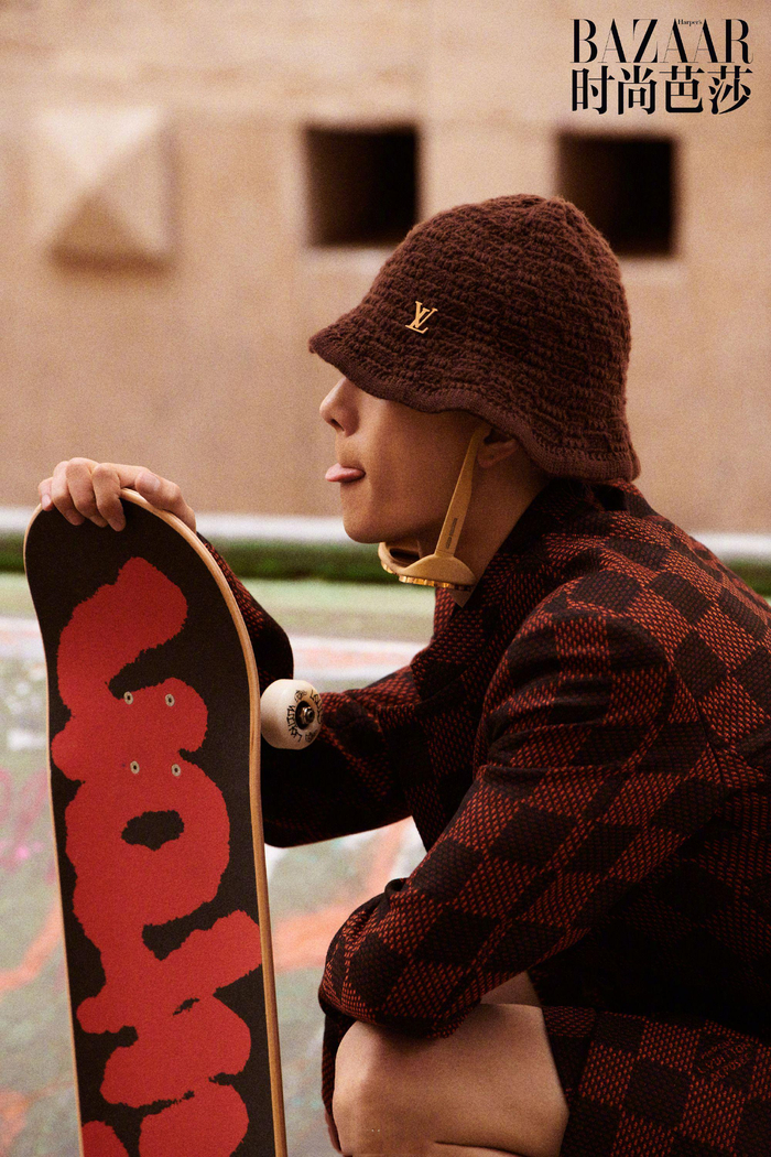 王嘉尔《时尚芭莎》九月刊封面,身穿lv秀场上最新发布的时装__财经