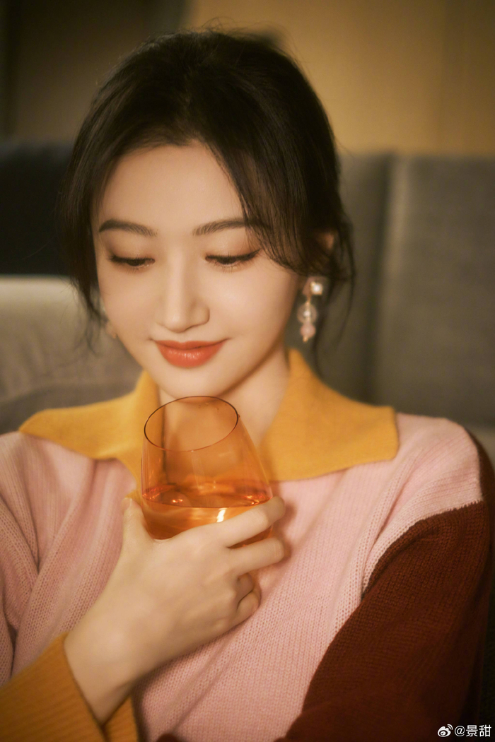 景甜穿彩色针织衫甜美可爱笑容温暖治愈