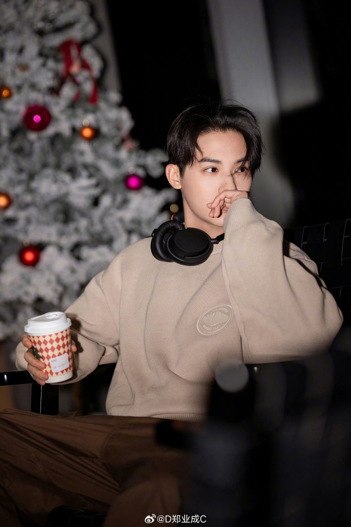 郑业成全新随拍戴耳机的美少年优雅松弛魅力迷人