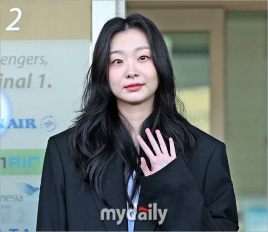 韩国女艺人金多美飞往意大利出席时装周__财经头条