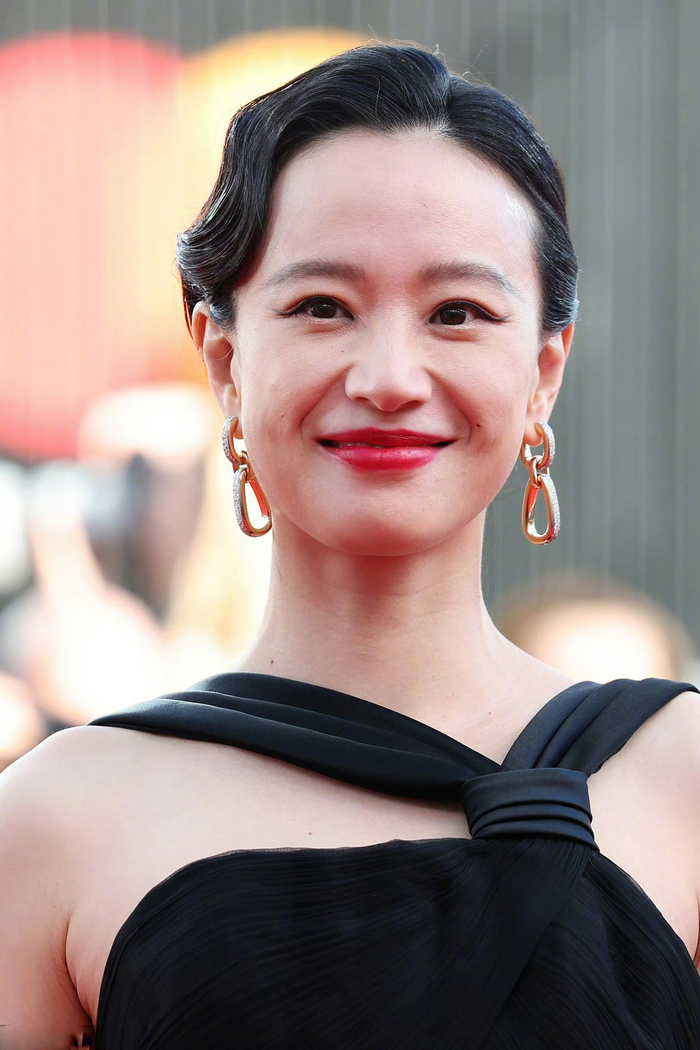 李梦亮相本届威尼斯电影节开幕红毯