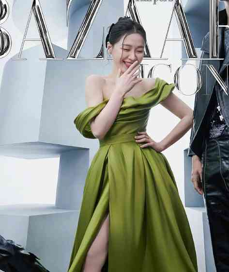 1/ 6近日,女星金靖身穿一袭绿色露肩礼服走红毯的look引起了大家的