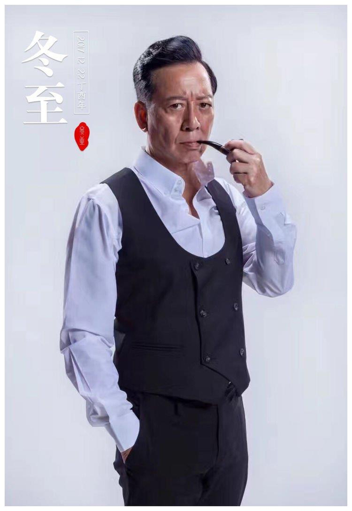 骆应钧的家庭背景很不错,父亲是学校校长,姐姐是《信报》创办人的妻子