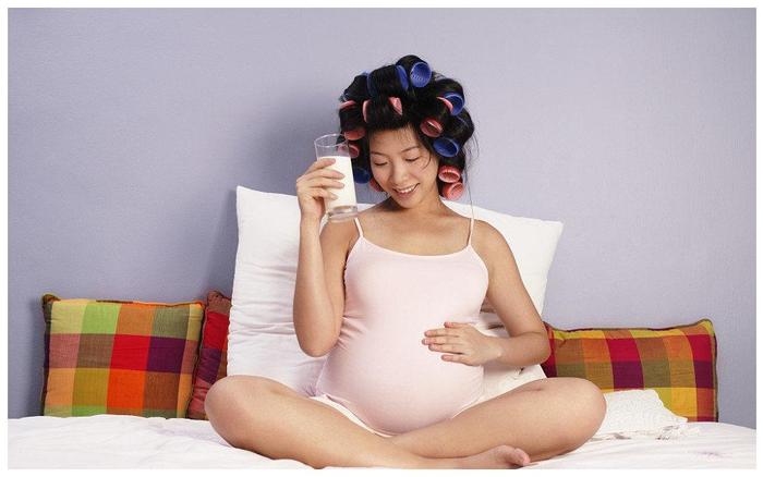 孕妇练“一字马”，把胎儿置于何处？孕期要运动，更需要合适运动