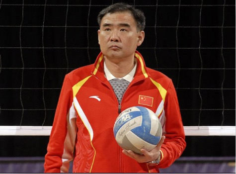 卫冕冠军上海女排的教练是前上海女排国手,接应张磊,助理教练也是前