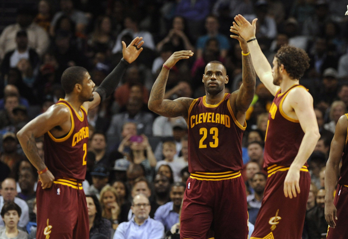 nba16年总决赛骑勇大战,凯里欧文强势致胜三分球,拖进抢七大战