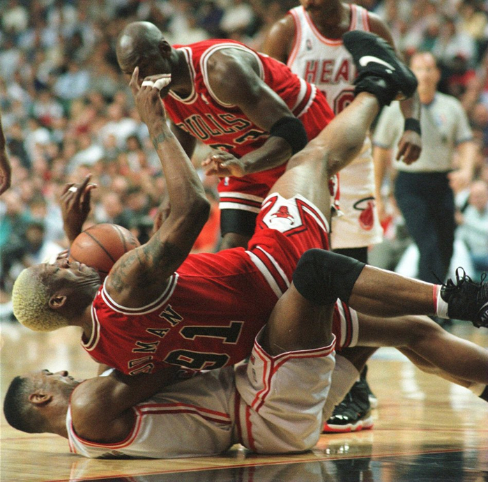 大虫罗德曼世纪经典救球名场面身体与地面平行完成抢篮板使命