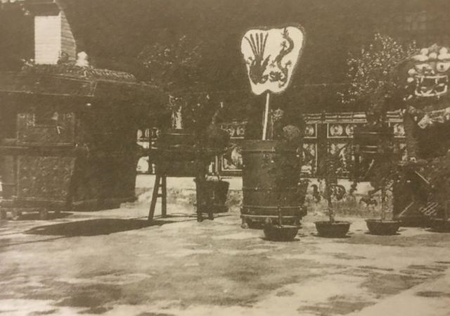 1908年光绪帝葬礼照片：沿途百姓被强令下跪，外国人驻足冷眼观看|光绪皇帝|皇帝|送葬|出殡|灵柩_新浪新闻