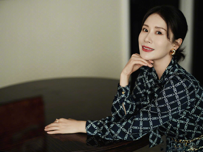 海清出席mk品牌活动简约黑色连衣裙一套菱形格印花交错的长裙