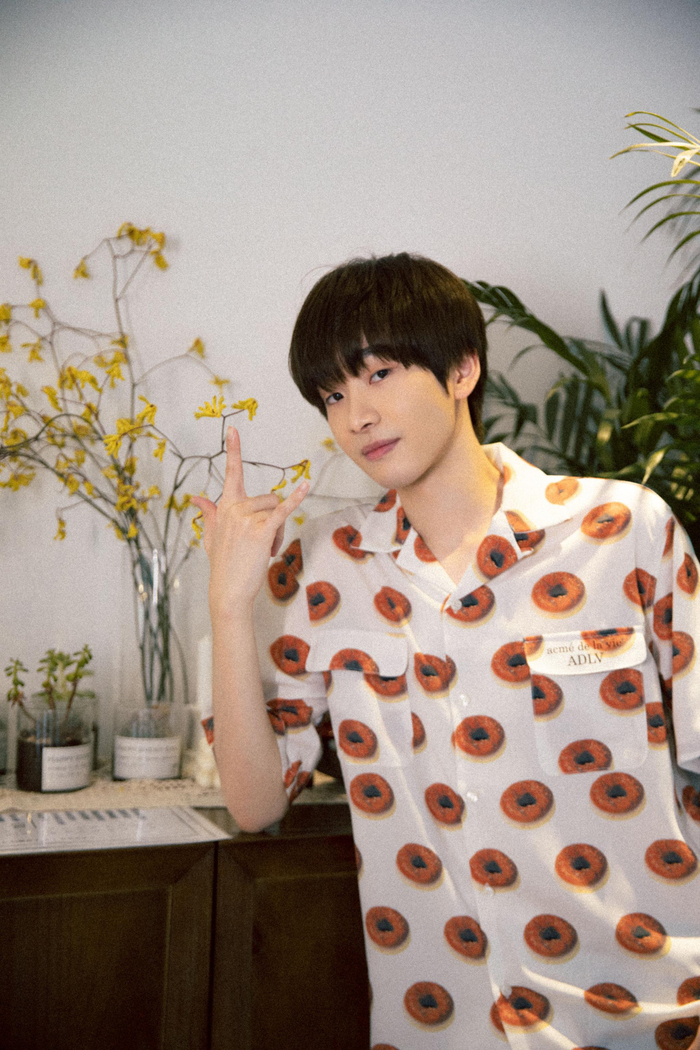 连淮伟出道一周年 最新写真尽显青春阳光