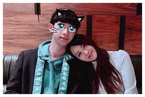 庾澄庆儿子再拍女装照,披长发化浓妆还吞云吐雾,蕾丝裙很抢镜