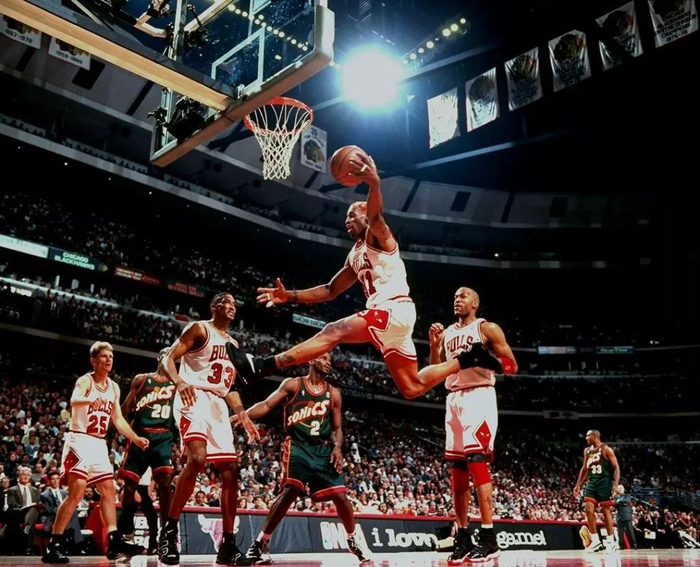 大虫罗德曼世纪经典救球名场面身体与地面平行完成抢篮板使命