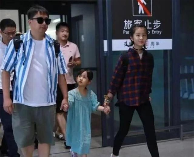 黄家有女初长成，黄多多穿格子衫休闲又时髦，6岁妹妹颜值高
