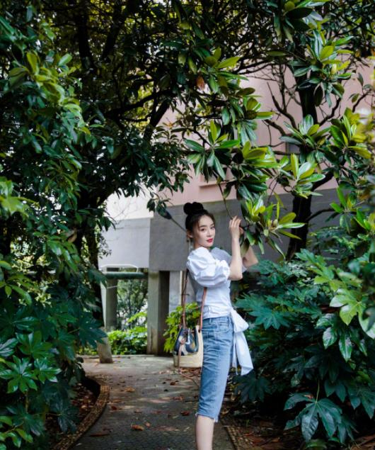 袁姗姗偏爱五分裤蝴蝶结盘发非常奇特有颜有身材真是任性