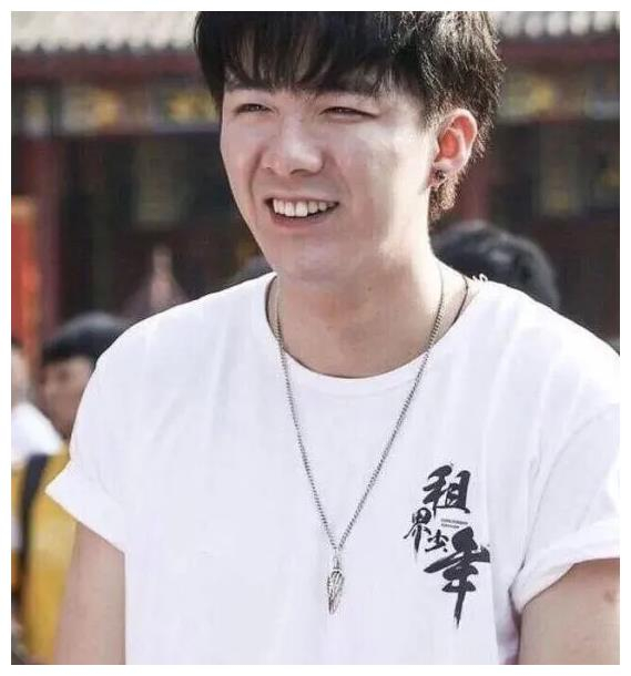 刘宇宁生图暴露真实颜值,身材发福皮肤粗糙,与精修图判若两人