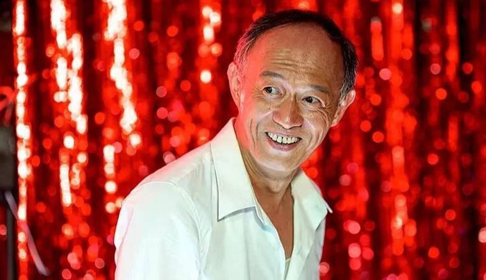 老戏骨金士杰,娶小25岁美娇妻,60岁喜得龙凤胎,向现实妥协