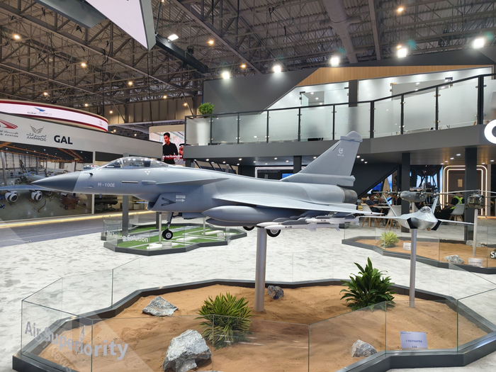 歼10CE“C位”亮相迪拜航展中国航空工业集团展台。(吴紫磨)__财经头条__新浪财经