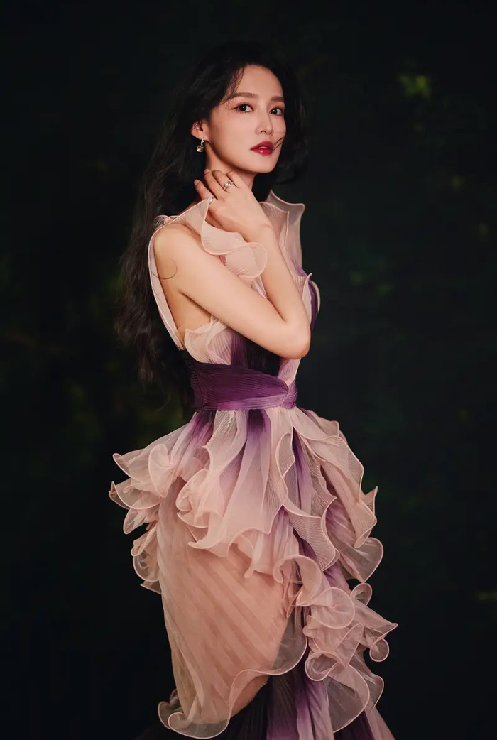 李沁穿渐变花瓣裙优雅大气手捧光球回眸浅笑气场全开