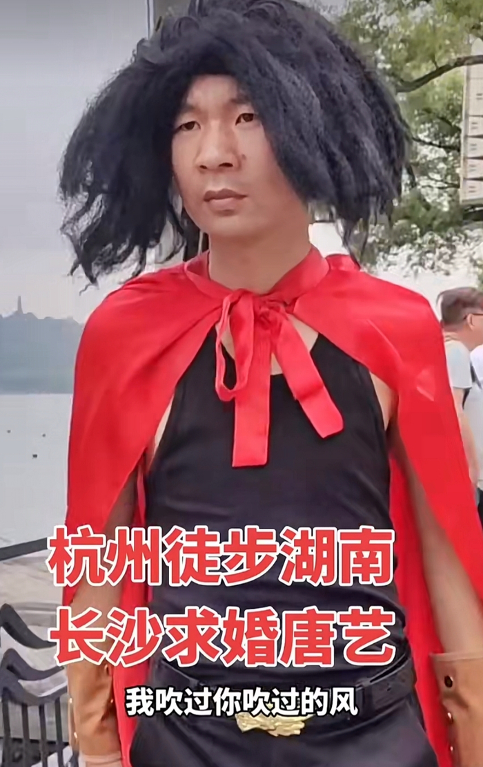 有时他会蹬着三轮车,说打算骑行去长沙求婚唐艺,表情严肃一本正经,看