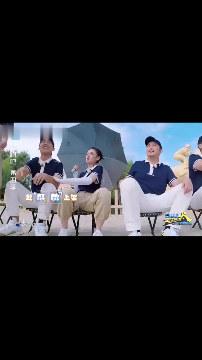 奔跑吧:黄龄完全是一堵墙,郭麒麟手都麻木了,连倒下的趋势都没