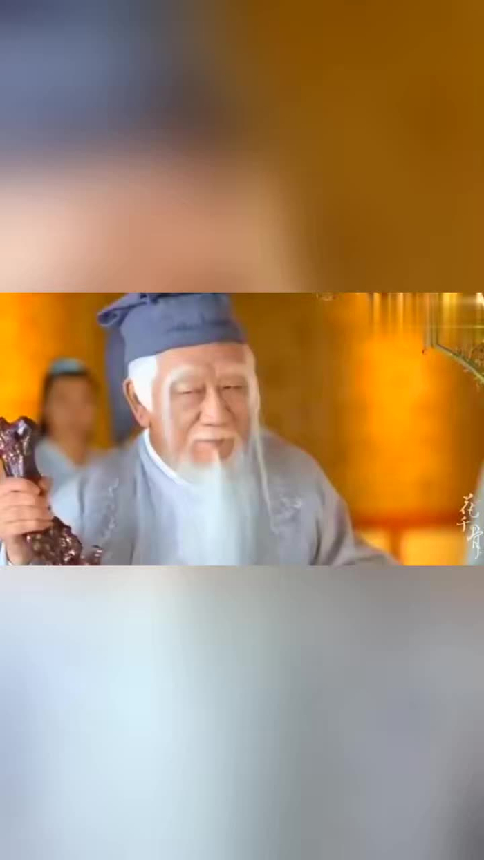 桃翁与十一争徒弟,最终被白子画拉了去,花千骨抢手啊