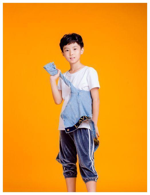 生活中的贾梓洺可是个活泼懂事的孩子,喜欢运动,热爱表演,虽然有时
