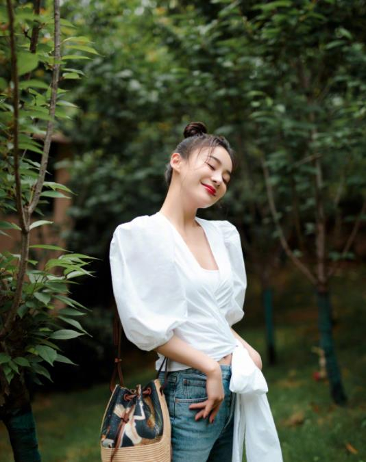 袁姗姗偏爱五分裤蝴蝶结盘发非常奇特有颜有身材真是任性