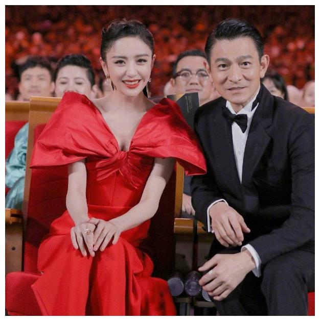 当然,今天同样也因为贾玲没和刘德华合影,佟丽娅评论贾玲而又让金鸡奖