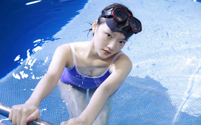 任敏夏日泳池写真蓝色修身泳衣纯净的可爱女生