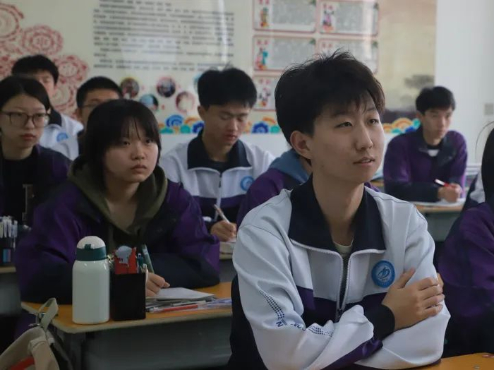师泽暖心,锦旗传情,武邑宏达实验学校复读部收到锦旗|宏达|锦旗|武邑