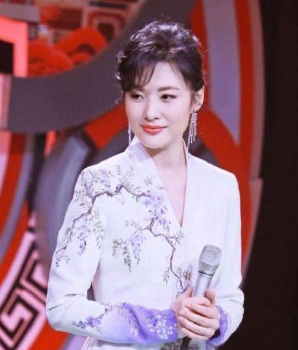 52岁周涛近况曝光,面部浮肿认不出,曾离职央视演话剧获粉丝热捧